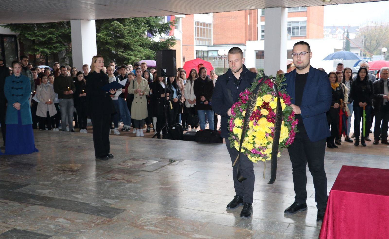 Одржан помен и положени вијенци на Спомен-плочу погинулим студентима и радницима Универзитета у Бањој Луци