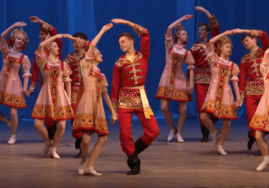ruski-ansambl-folklor-ples-rusija-foto-anton-globa-youtube-screenshot-1-872×610