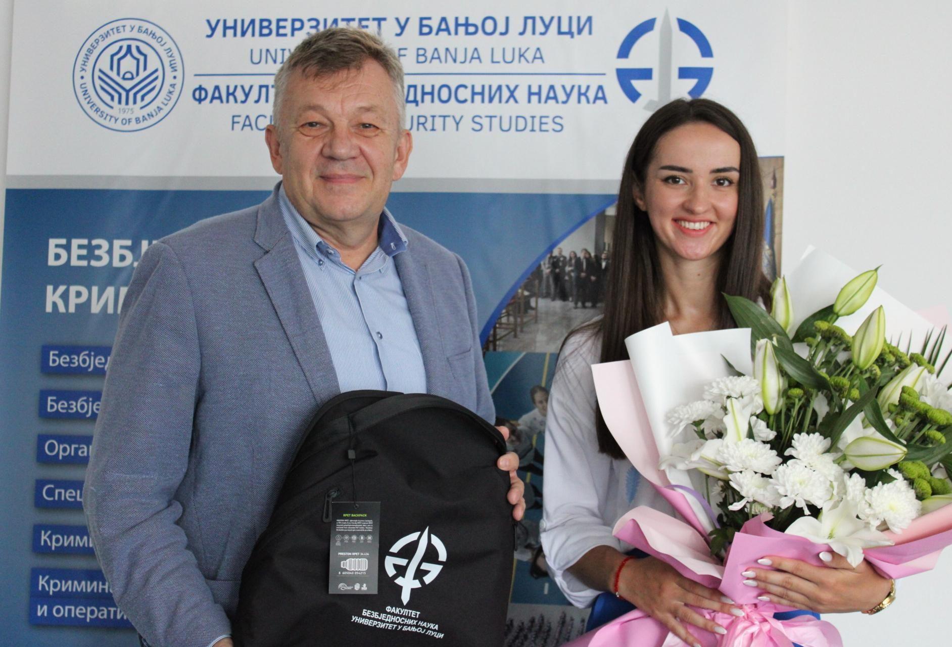 The Dean of the Faculty of Security Sciences presented student Vanesa Vučić with gifts for her success