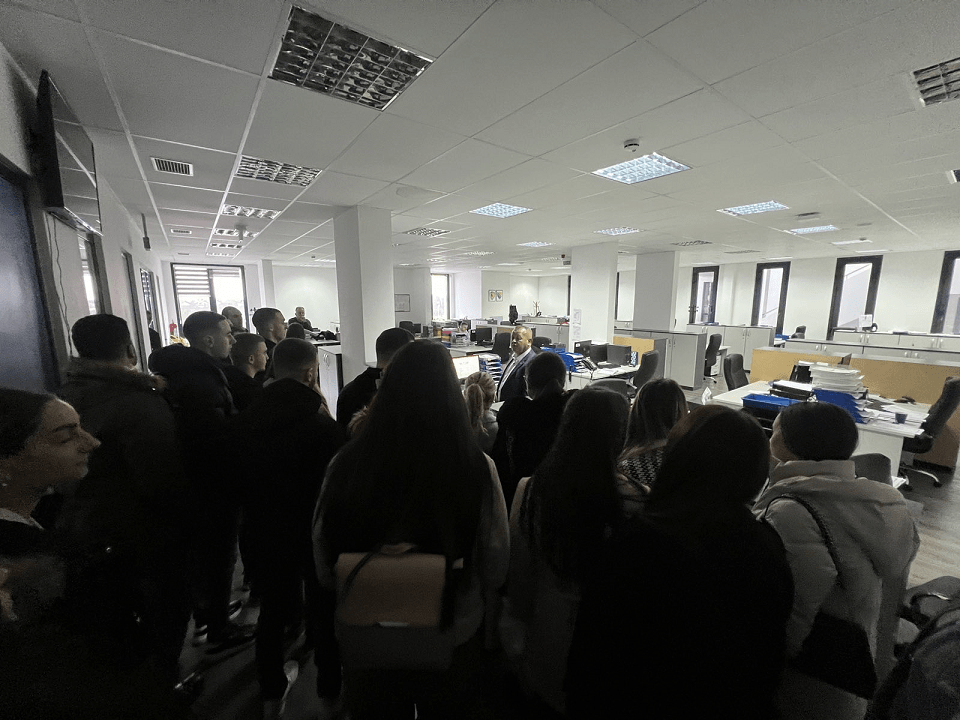 IMG-f6d20d5b111a036bd9ea133ba4e4dcd9-V