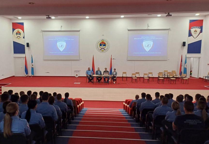 Delegacija Fakulteta bezbjednosnih nauka posjetila Srednju školu unutrašnjih poslova u Zalužanima