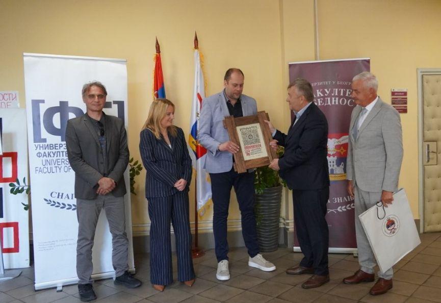 Produbljena saradnja fakulteta iz Banje Luke i Beograda: Potpisan Aneks sporazuma i uručen poklon iz srpske kulturne baštine